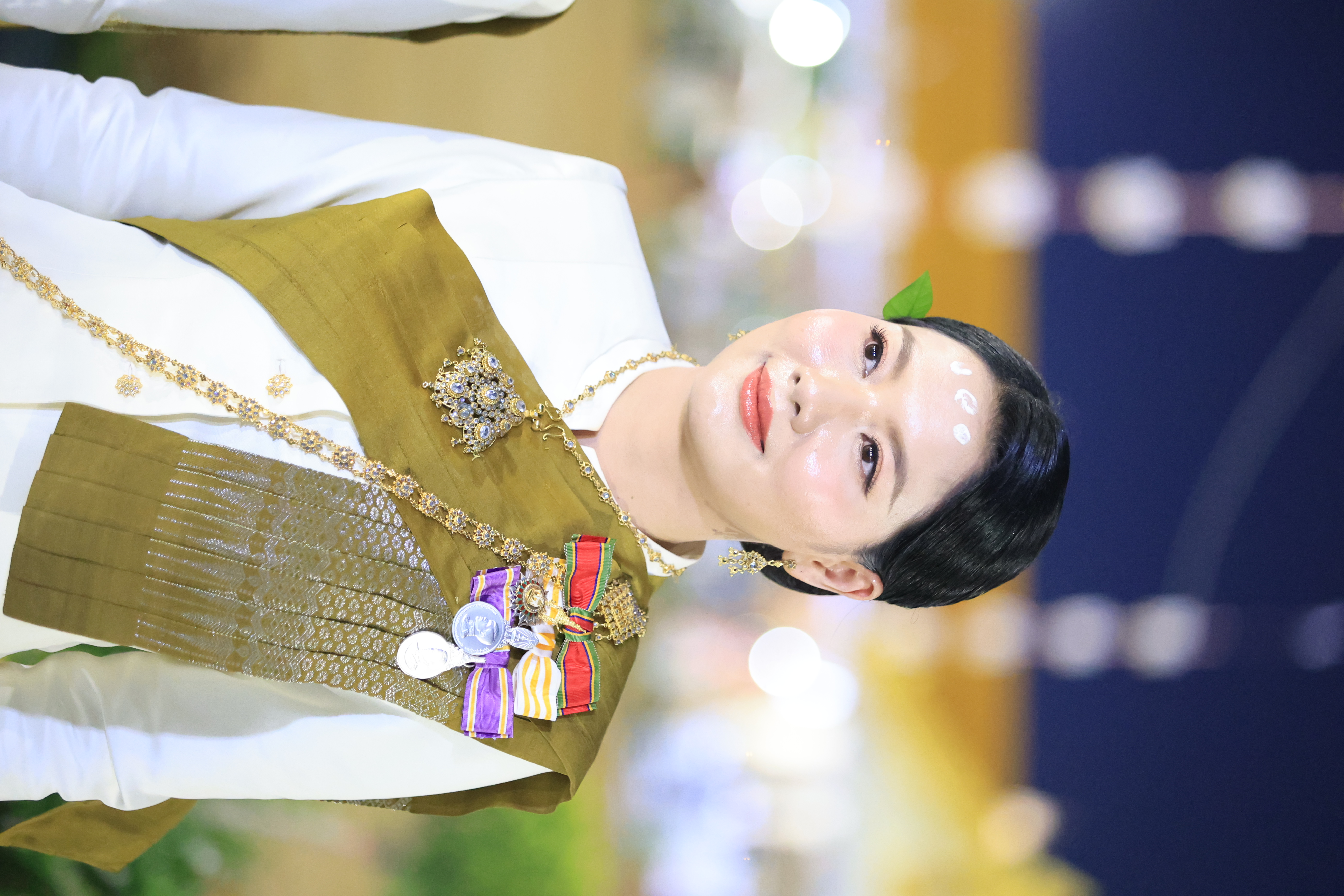 title - ปลัดเกษตรฯ ผู้ทำหน้าที่พระยาแรกนา พร้อมด้วยเทพีคู่หาบทองและเทพีคู่หาบเงิน ทำพิธีล้างมือพระยาแรกนา และเจิมหน้าพระโค